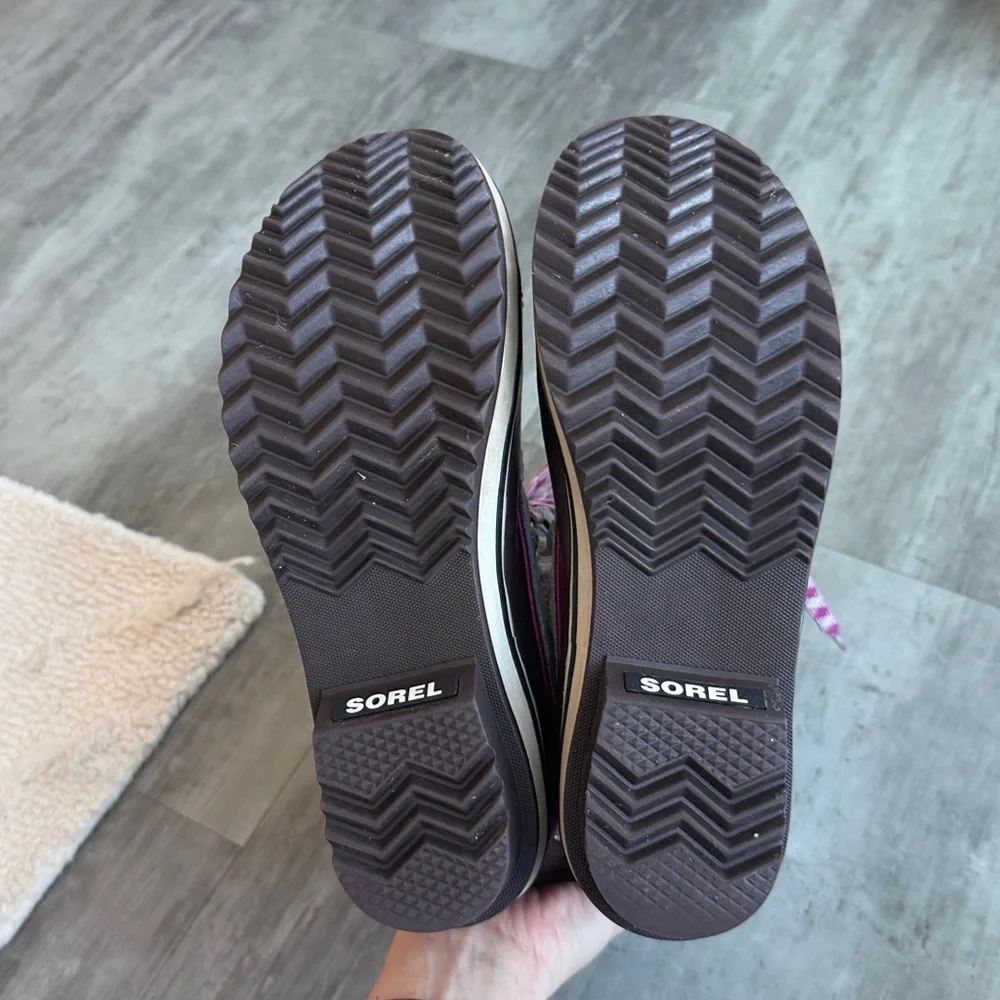 Sorel Blue and Brown Fur-Lined Boots with Pink Laces - Picture 3 of 5